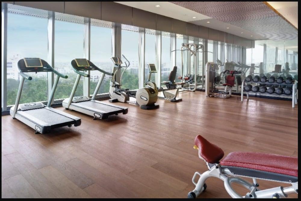 Vivanta Kolkata Em Bypass Екстер'єр фото The gym at the 39th floor