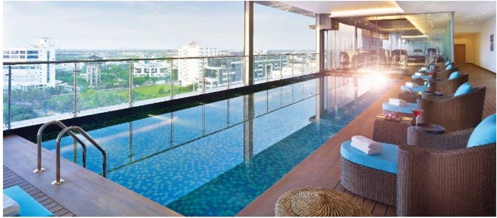 Vivanta Kolkata Em Bypass Екстер'єр фото The swimming pool at the 10th floor