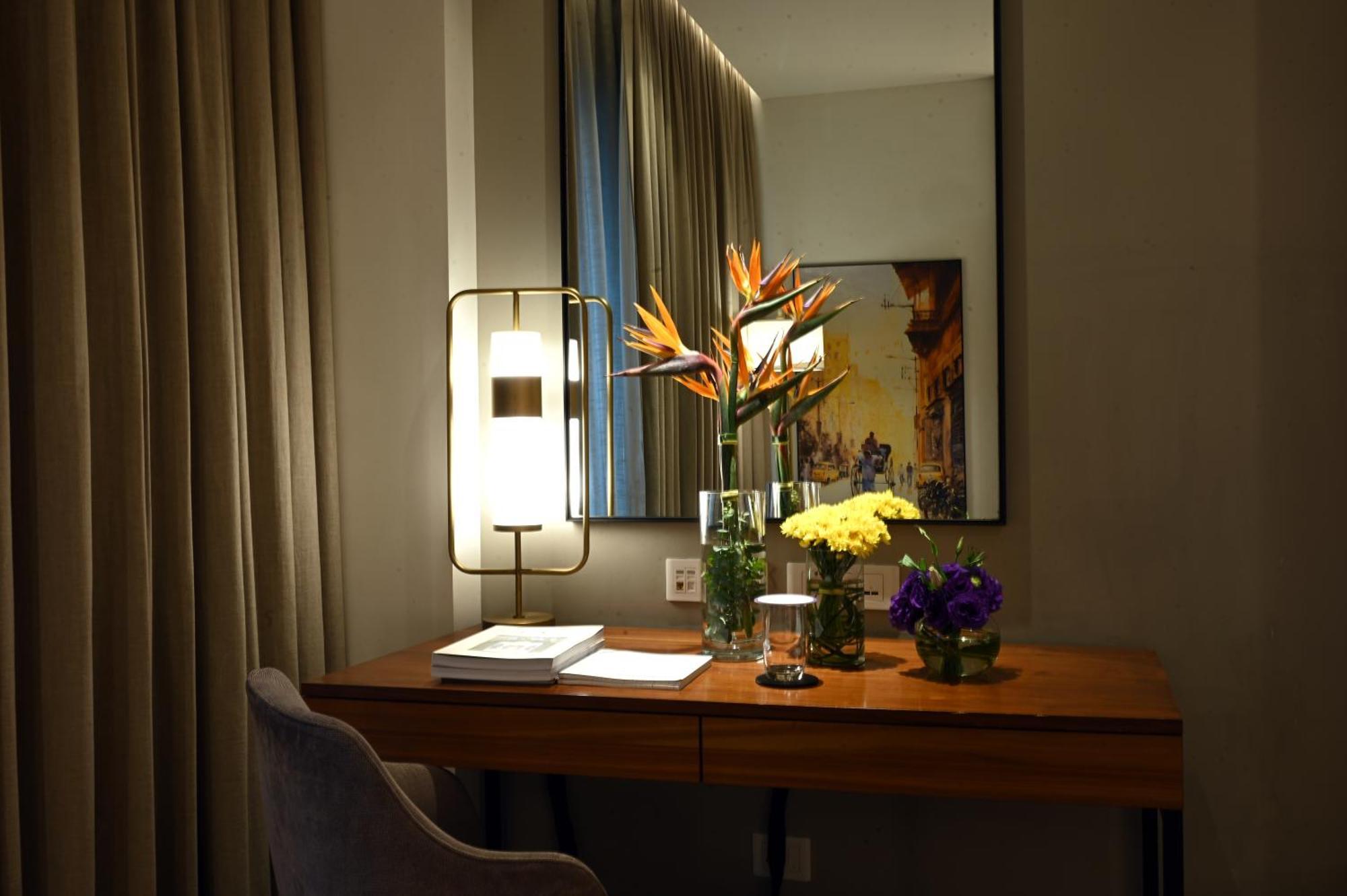 Vivanta Kolkata Em Bypass Екстер'єр фото A desk in a hotel room