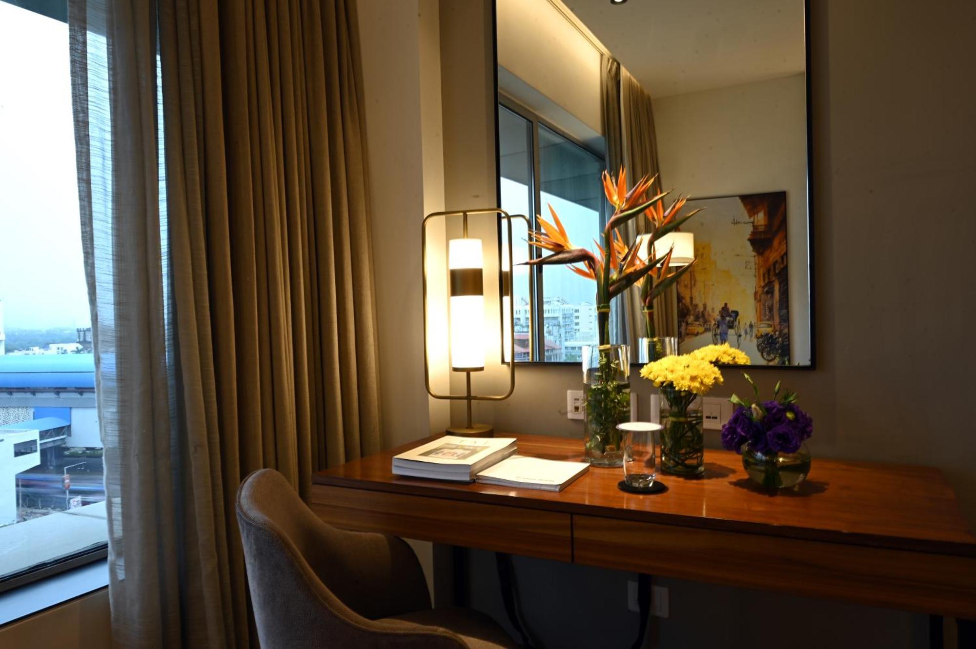 Vivanta Kolkata Em Bypass Екстер'єр фото A room at the hotel