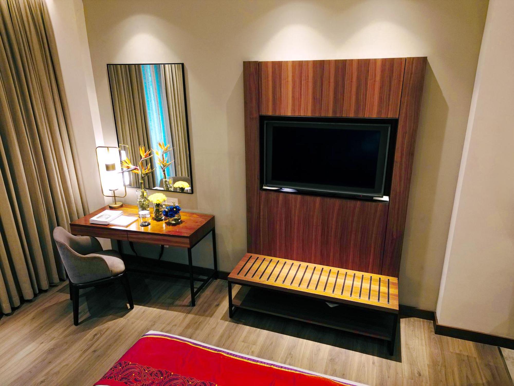 Vivanta Kolkata Em Bypass Екстер'єр фото A television in a hotel room