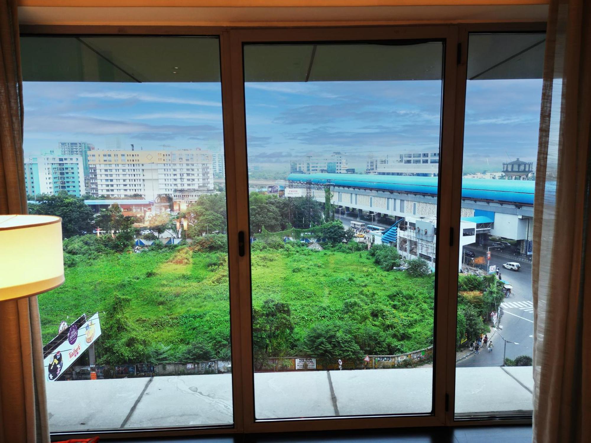 Vivanta Kolkata Em Bypass Екстер'єр фото View of the station from a nearby hotel