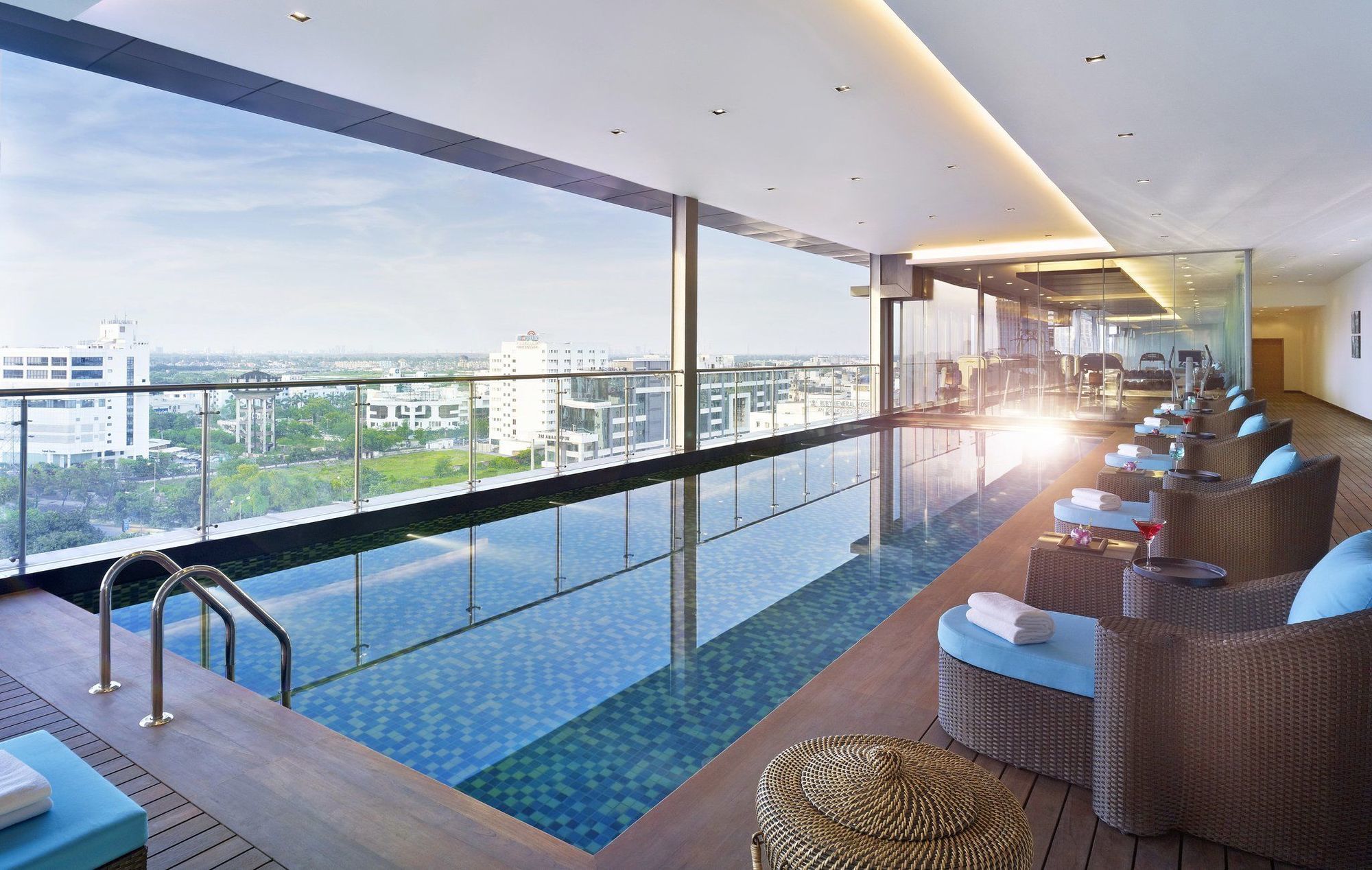 Vivanta Kolkata Em Bypass Зручності фото The pool at the 360° Sky Lounge