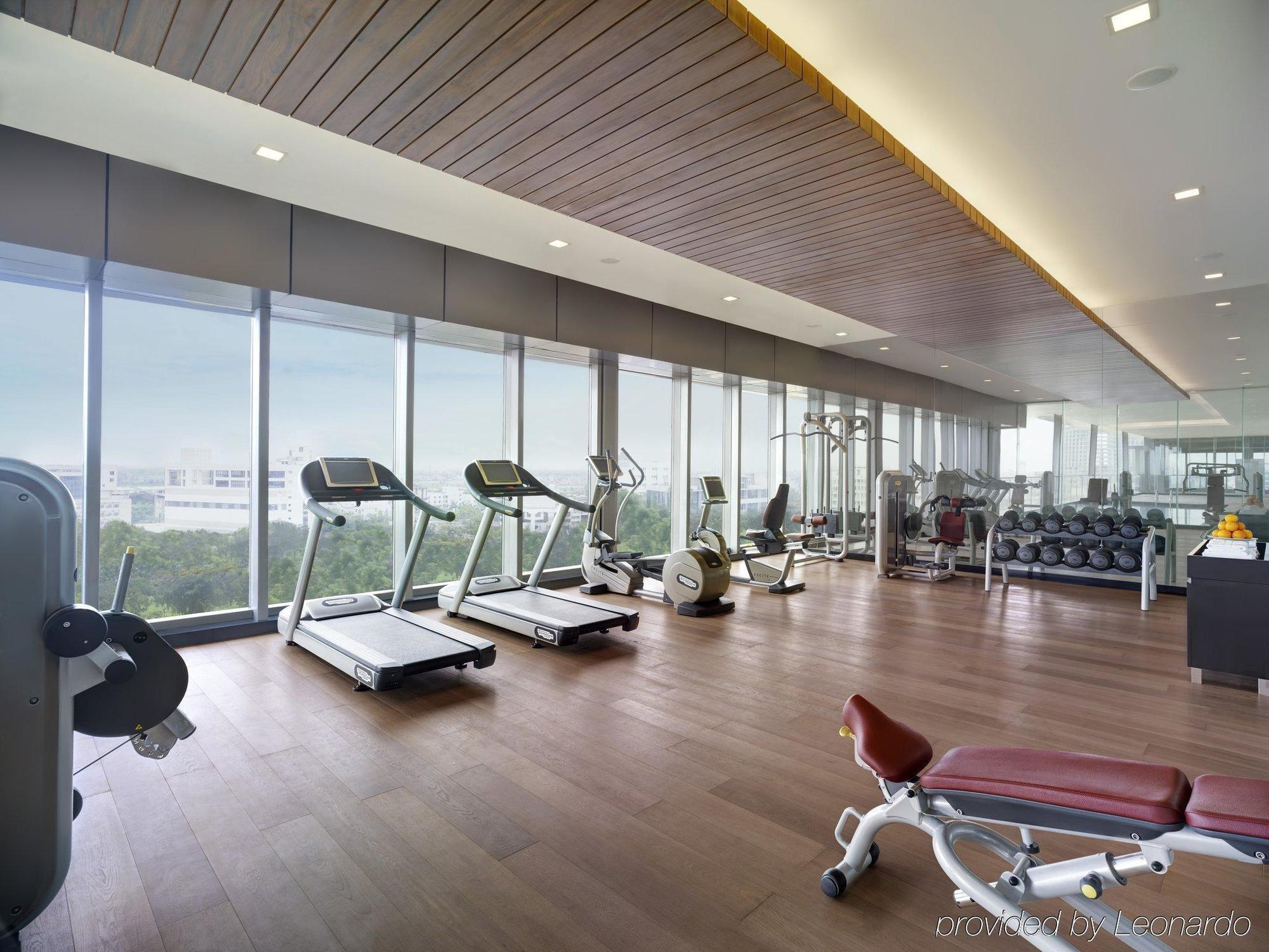 Vivanta Kolkata Em Bypass Екстер'єр фото The gym at the hotel
